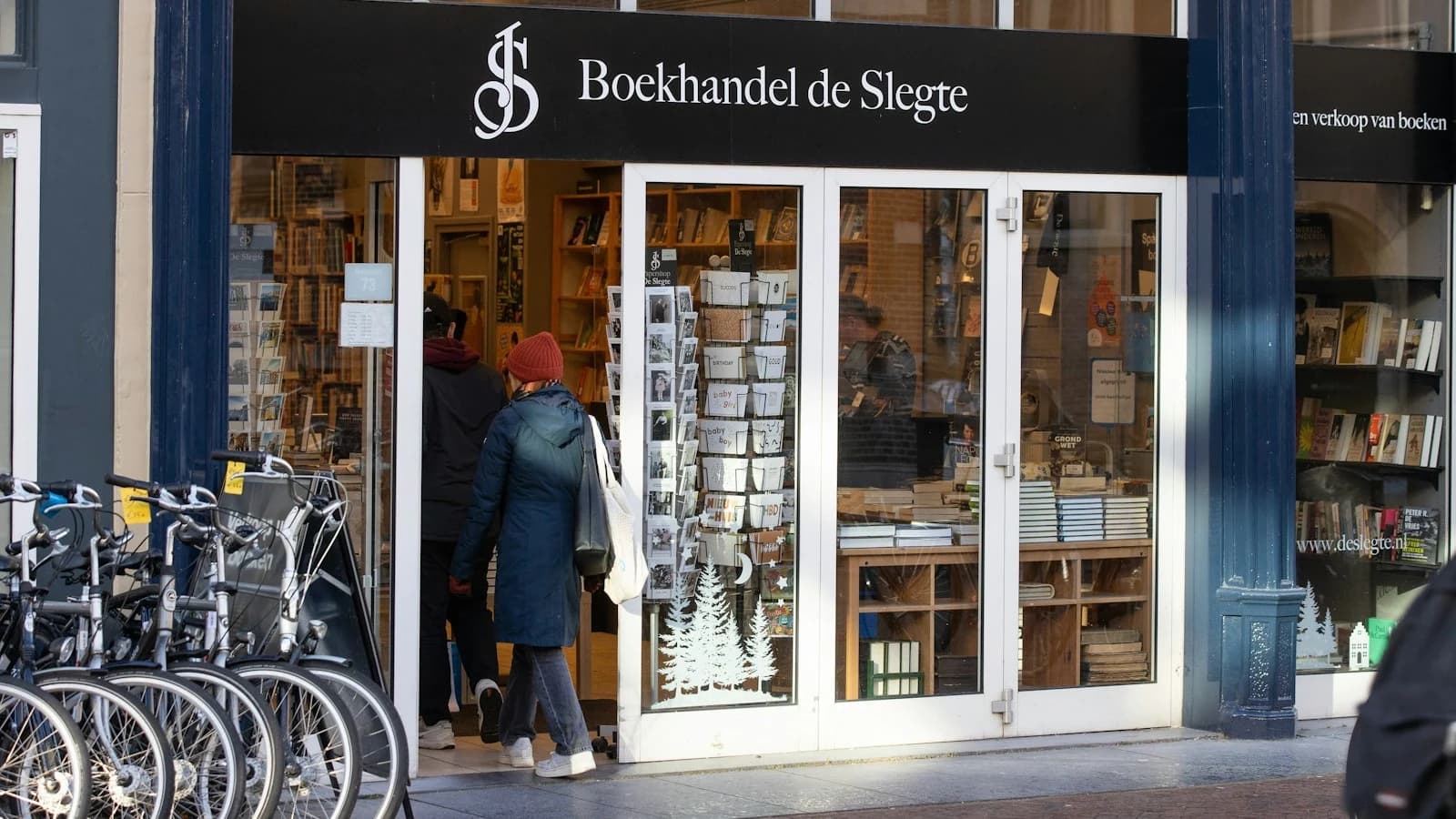Etalage van Boekhandel De Slegte, die de megabestelling van 800.000 Nederlandse titels afwees