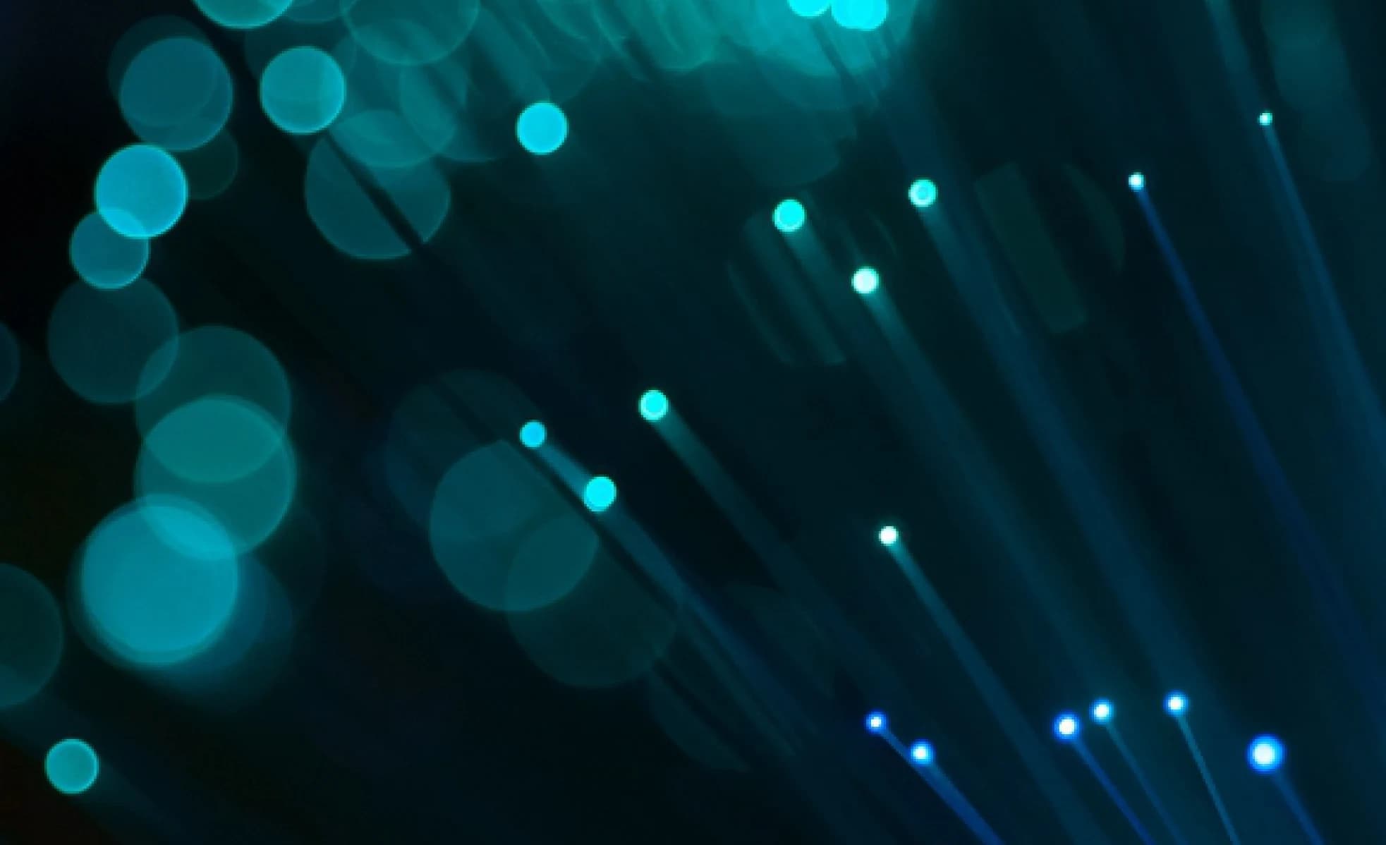 Abstracte blauwe glasvezel-lichtpunten tegen een donkere achtergrond, beeld bij open-source softwareontwikkeling