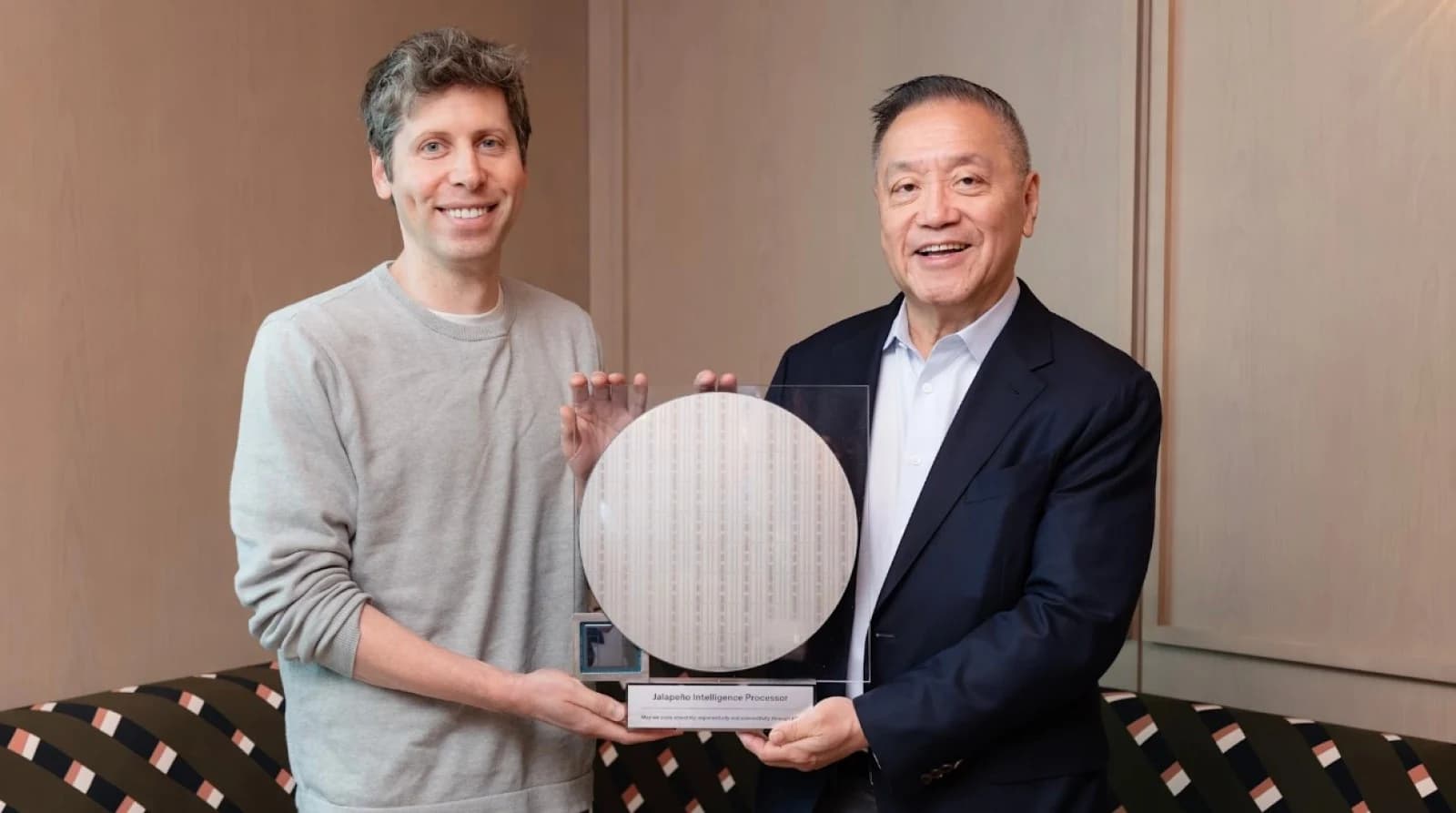 Persfoto bij de aankondiging van de eerste inference-chip van OpenAI met Broadcom