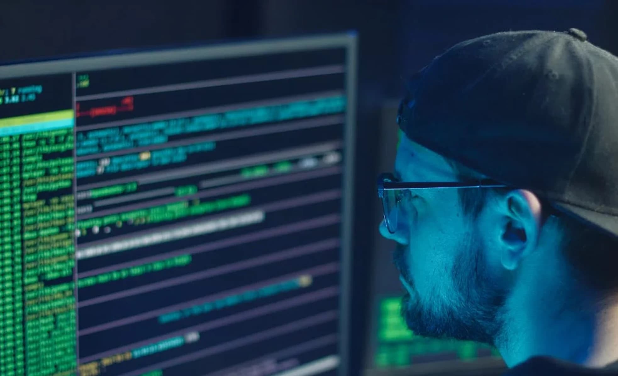 Ontwikkelaar bekijkt code en data-analyse
